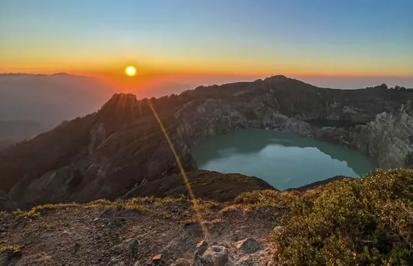 Sonnenaufgang am Kelimutu Vulkan